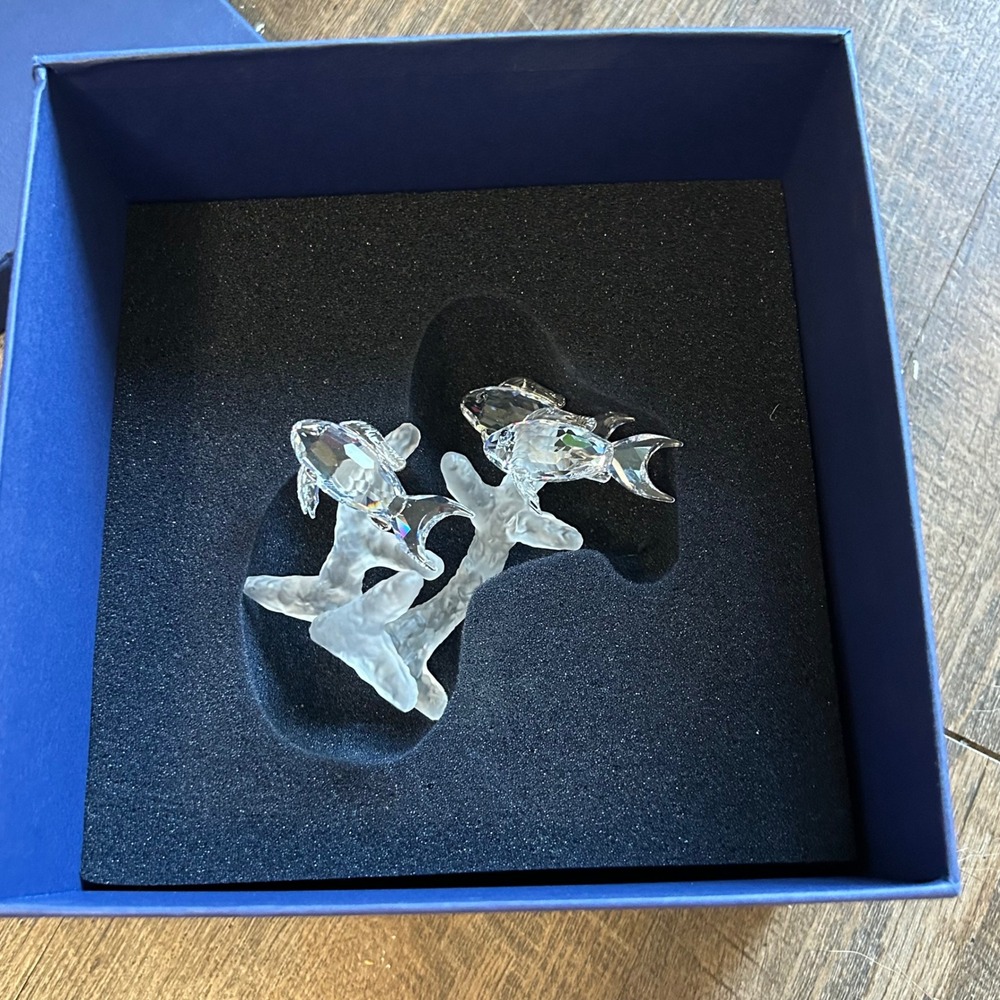 Swarovski School of Fish Crystal Figurine South Sea Frosted Coral Base 3 fish - Picture 9 of 9